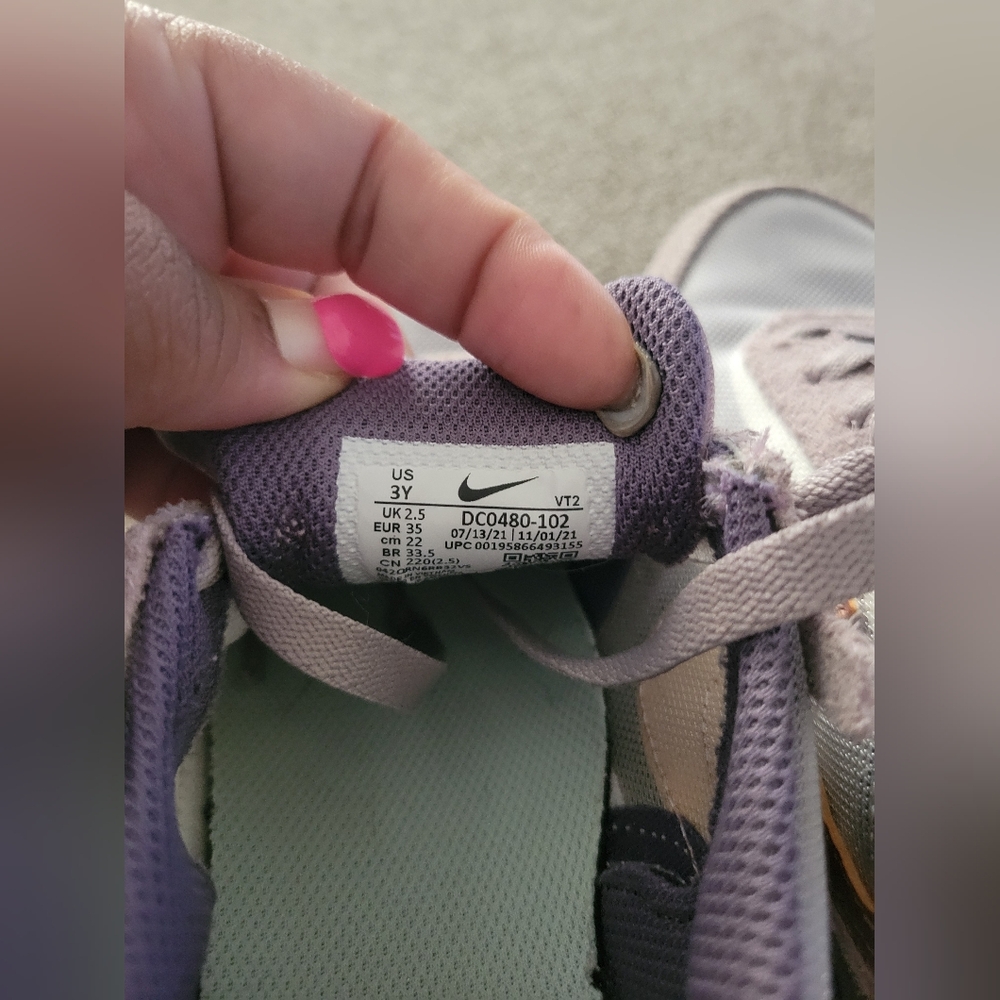 Nike - Picture 4 of 5